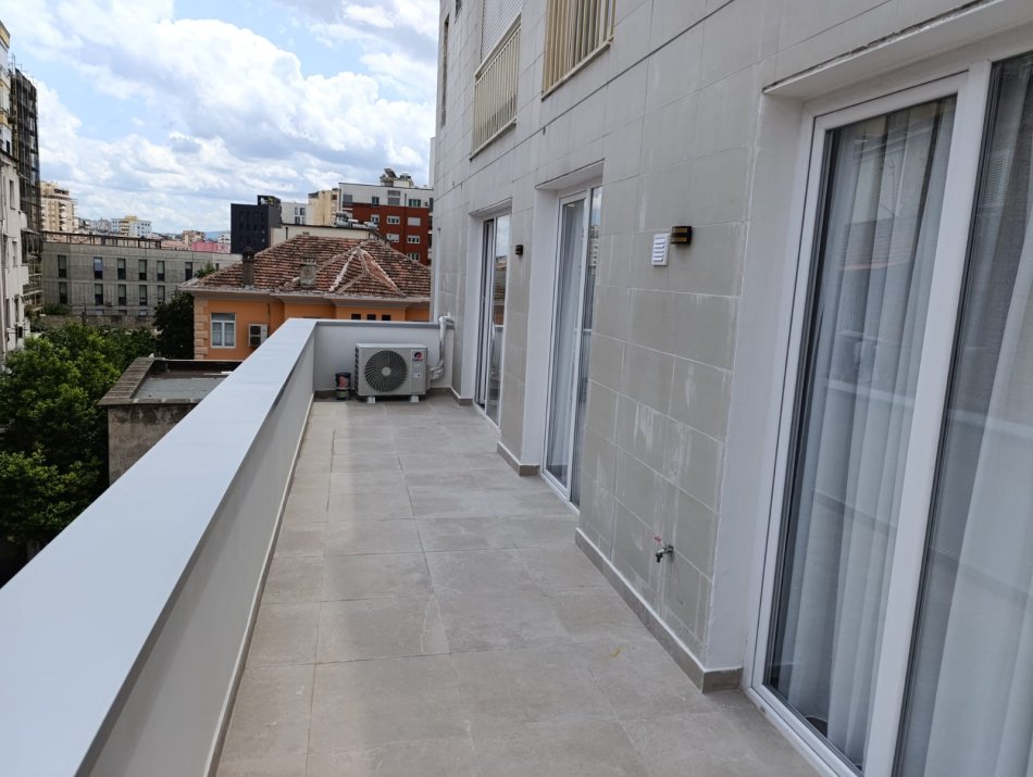 Tirane, jepet me qera apartament 2+1+Aneks+Ballkon Kati 3, 104 m² 999 € (Qender rruga barrikadave)