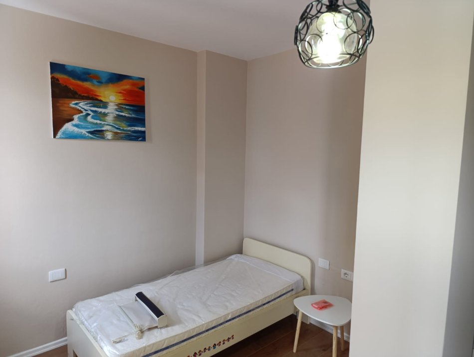 Tirane, jepet me qera apartament 2+1+Aneks+Ballkon Kati 3, 104 m² 999 € (Qender rruga barrikadave)