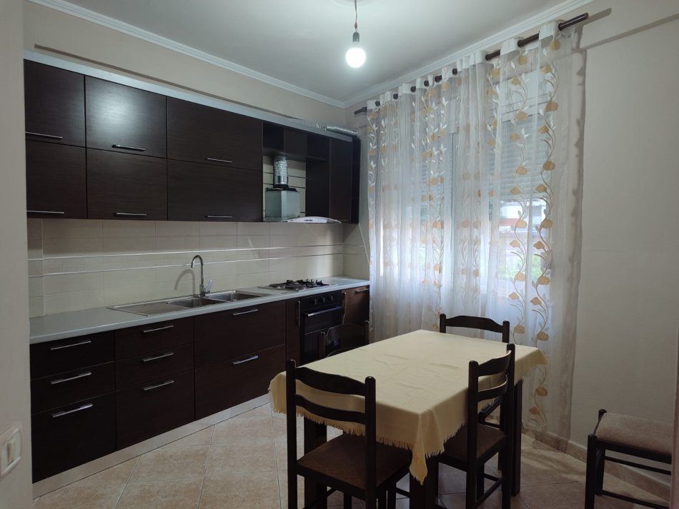 Tirane, jepet me qera apartament 2+1+Aneks+Ballkon Kati 2, 85 m² 500 € (Te kopshti zoologjik)