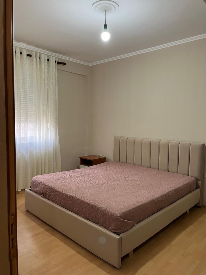 Tirane, jepet me qera apartament 2+1+Aneks+Ballkon Kati 2, 85 m² 500 € (Te kopshti zoologjik)