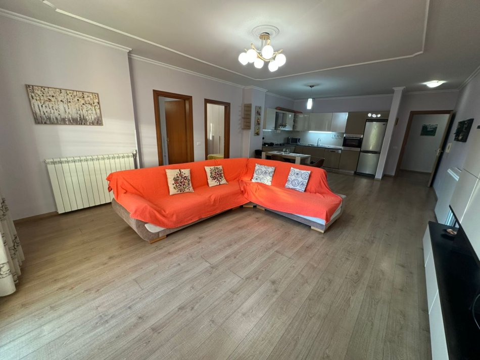Tirane, jepet me qera apartament 2+1+Ballkon Kati 2, 110 m² 650 € (Rruga Shyshyri Ishmi ,Xhamia Tabakëve)