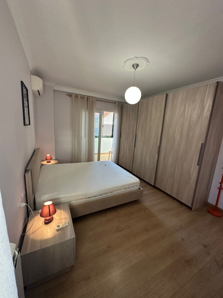 Tirane, jepet me qera apartament 2+1+Ballkon Kati 2, 110 m² 650 € (Rruga Shyshyri Ishmi ,Xhamia Tabakëve)