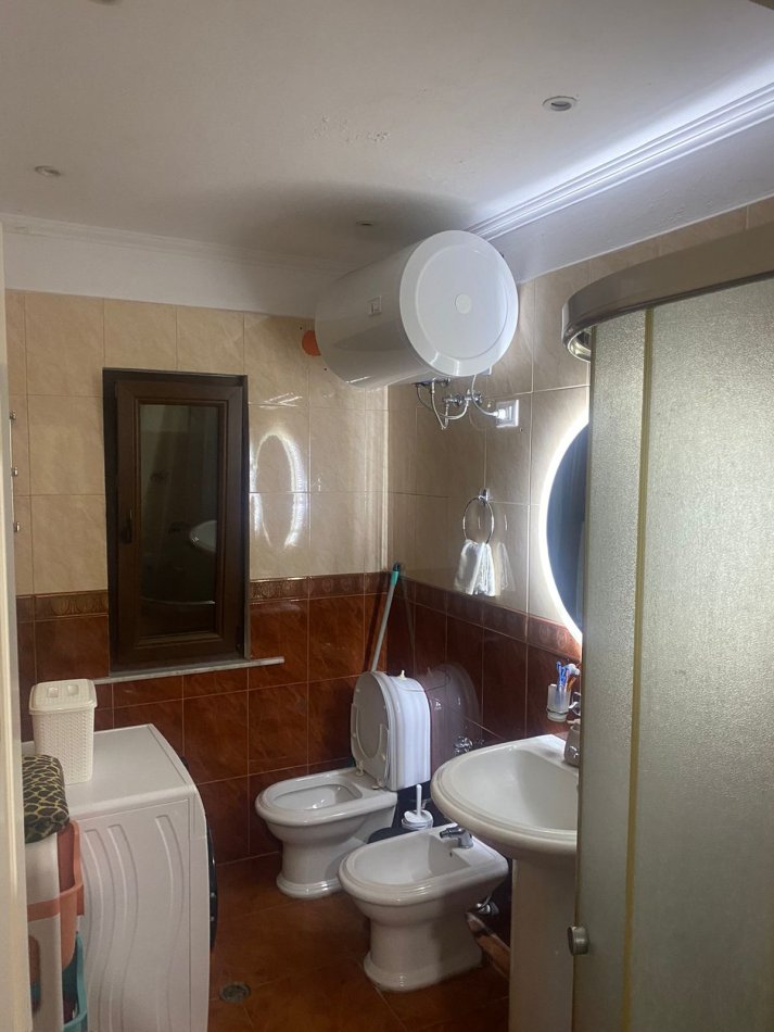 Tirane, jepet me qera Banesë 1+1+Ballkon Kati 3, 65 m² 600 € (Pazari i Ri)