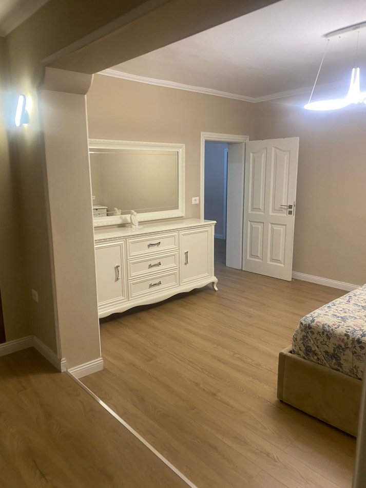 Tirane, jepet me qera apartament 2+1+Ballkon Kati 5, 90 m² 600 € (Varri Bamit)