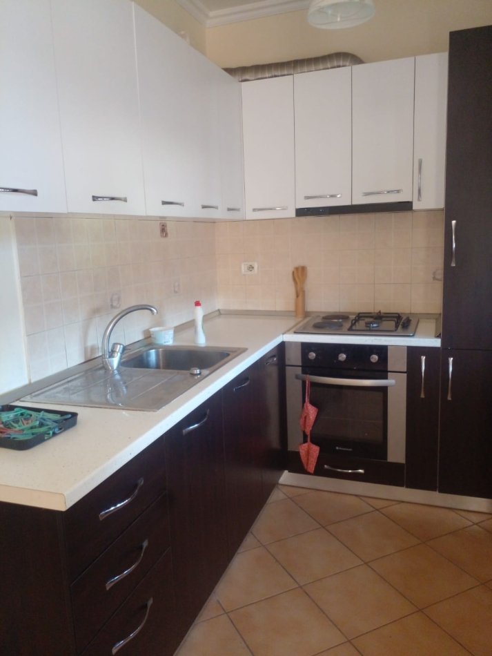 Tirane, jepet me qera apartament 2+1+Ballkon Kati 6, 100 m² 550 € (PALLATI ME SHIGJETA)