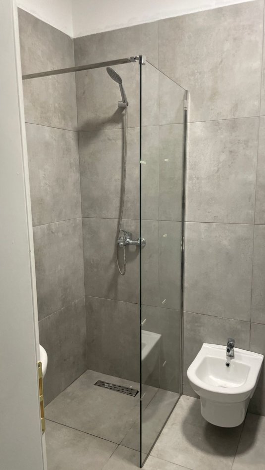 Tirane, jepet me qera apartament 2+1+Ballkon Kati 3, 100 m² 650 € (Pranë Emerald Center)