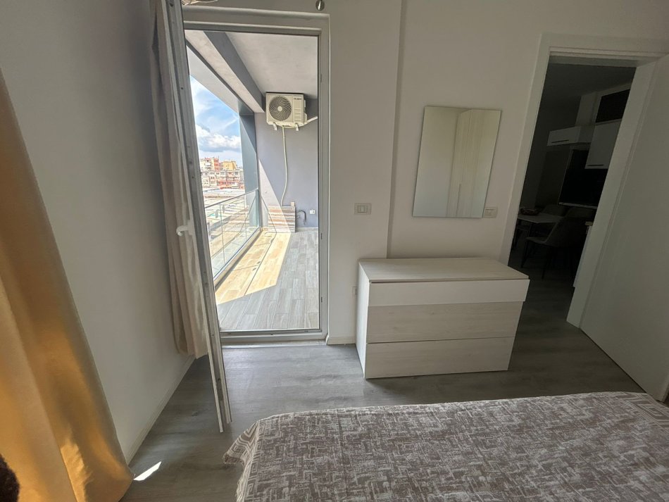 Tirane, jepet me qera apartament 2+1+Ballkon Kati 3, 100 m² 650 € (Pranë Emerald Center)