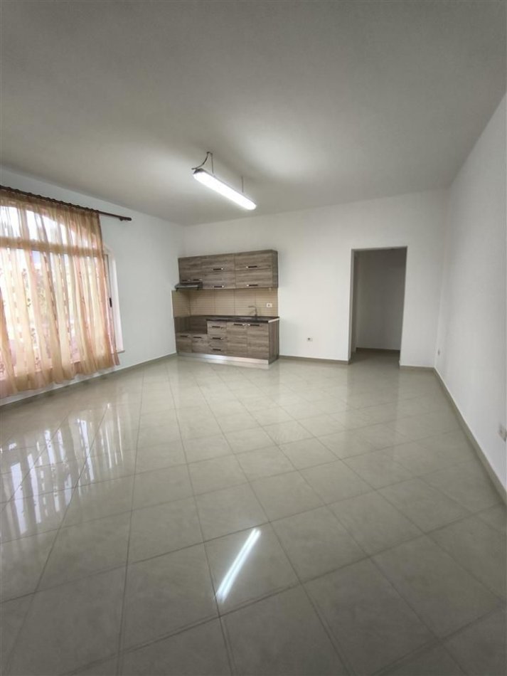 Tirane, jepet me qera apartament 1+1 Kati 1, 320 € (Kodra e priftit)