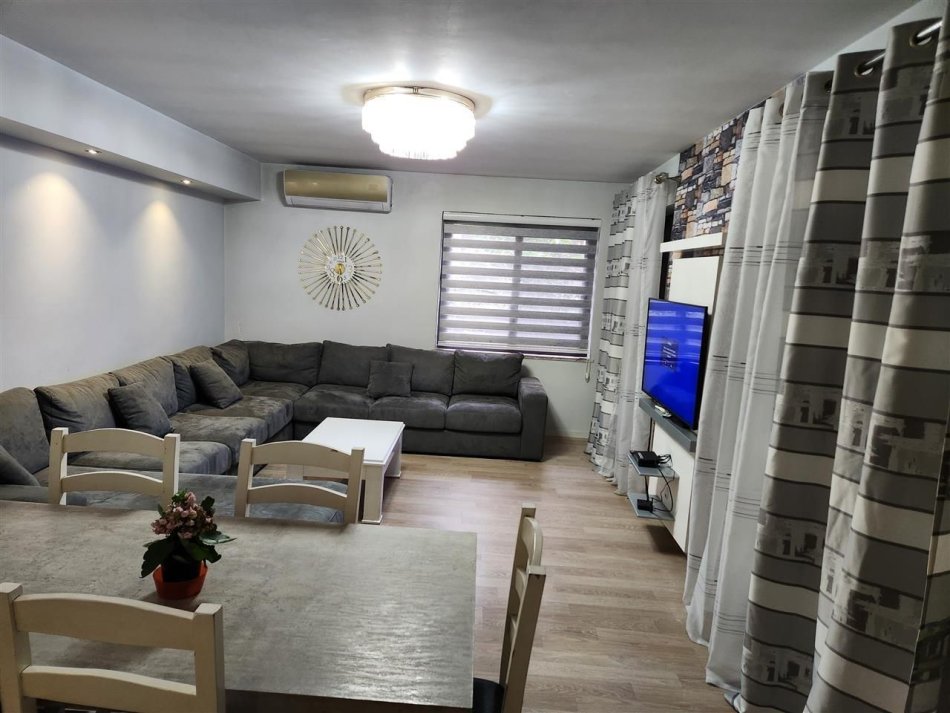 Tirane, jepet me qera apartament 1+1 Kati 0, 500 € (Bill klinton)