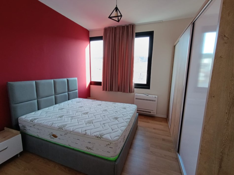 Tirane, jepet me qera apartament 1+1 Kati 9, 55 m² 450 € (Tek ura kristal center mundesi dhe per airbnb)