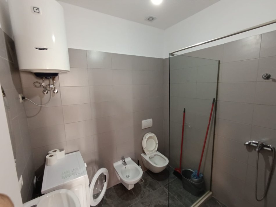 Tirane, jepet me qera apartament 1+1 Kati 9, 50 m² 450 € (Tek ura kristal center)