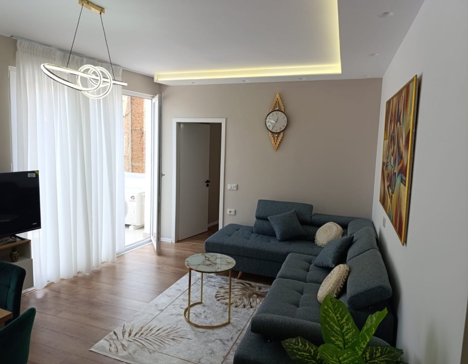 Tirane, jepet me qera apartament 2+1+Aneks+Ballkon Kati 3, 104 m² 999 € (Qender rruga barrikadave)