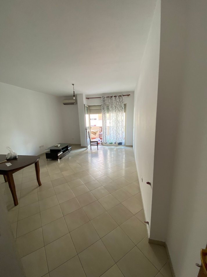 Tirane, jepet me qera apartament 2+1+Aneks+Ballkon Kati 3, 105 m² 600 € (Kristal center komuna parisit)