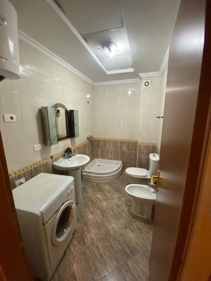 Tirane, jepet me qera apartament 2+1+Aneks+Ballkon Kati 3, 105 m² 600 € (Kristal center komuna parisit)