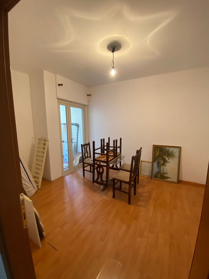 Tirane, jepet me qera apartament 2+1+Aneks+Ballkon Kati 3, 105 m² 600 € (Kristal center komuna parisit)