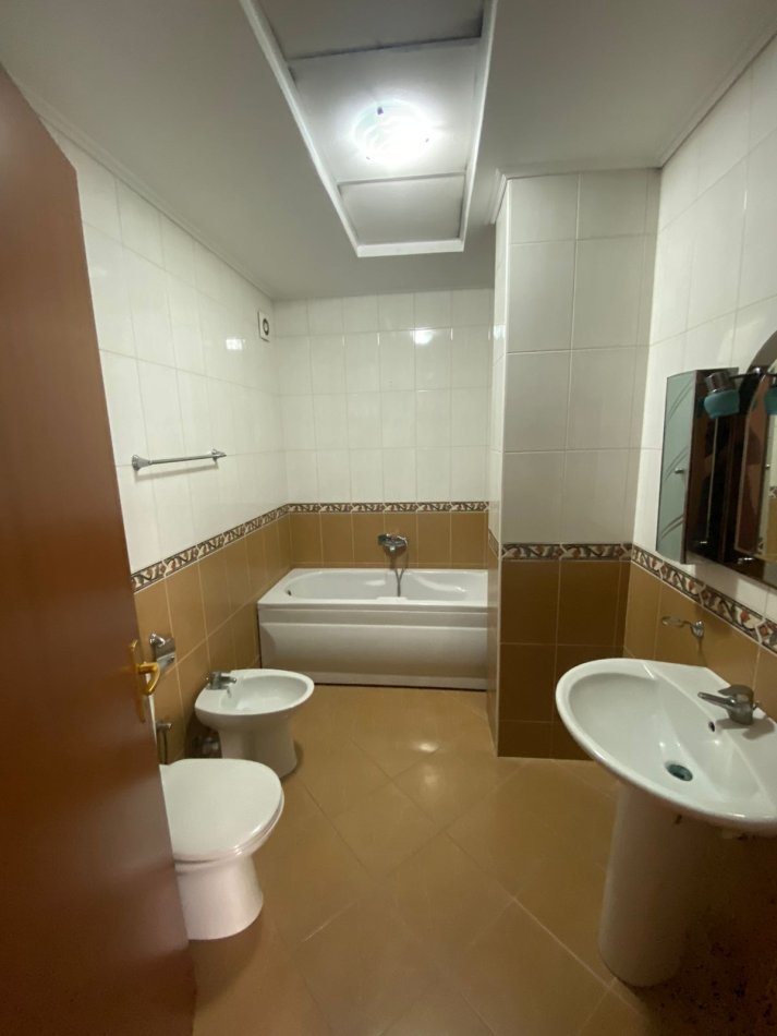 Tirane, jepet me qera apartament 2+1+Aneks+Ballkon Kati 3, 105 m² 600 € (Kristal center komuna parisit)