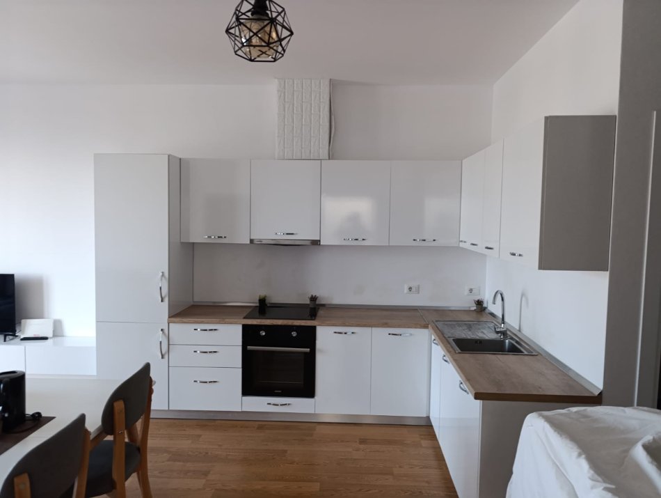 Tirane, jepet me qera apartament 2+1+Aneks+Ballkon Kati 9, 90 m² 800 € (Tek ura kristal center)