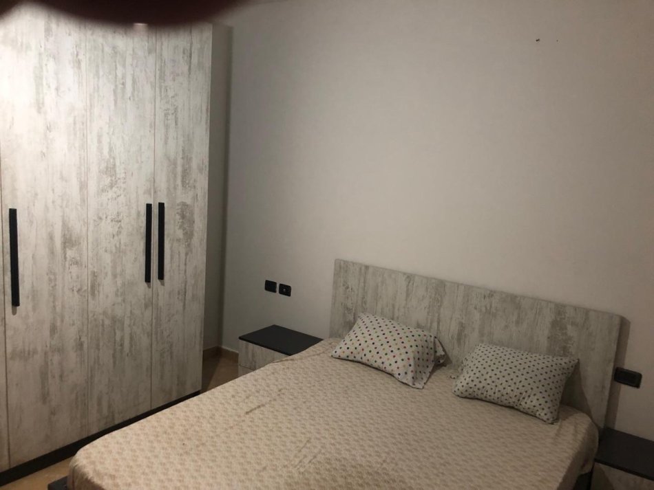 Tirane, jepet me qera apartament 1+1 Kati 4, 550 € (Qender)