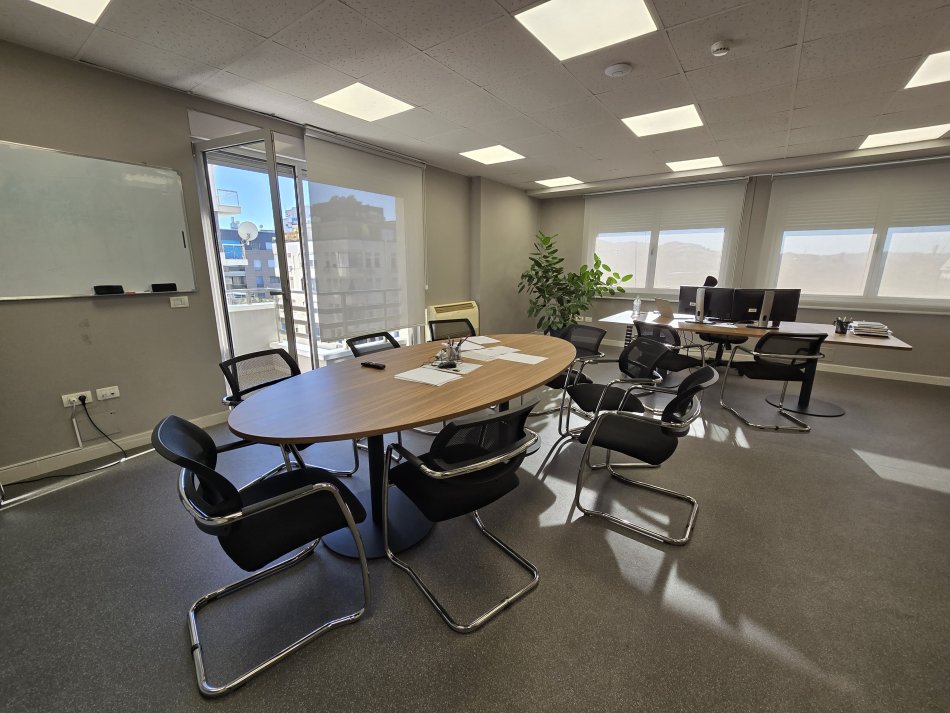 Tirane, jepet me qera zyre Kati 9, 219 m² 3.300 € (Bllok)