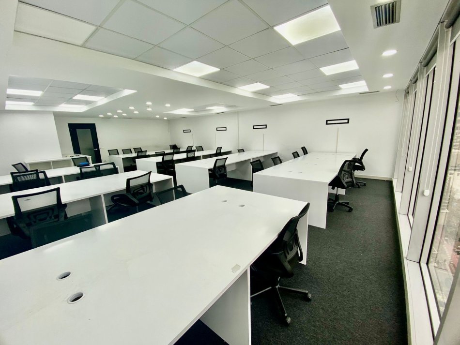 Tirane, jepet me qera zyre Kati 9, 219 m² 3.300 € (Bllok)