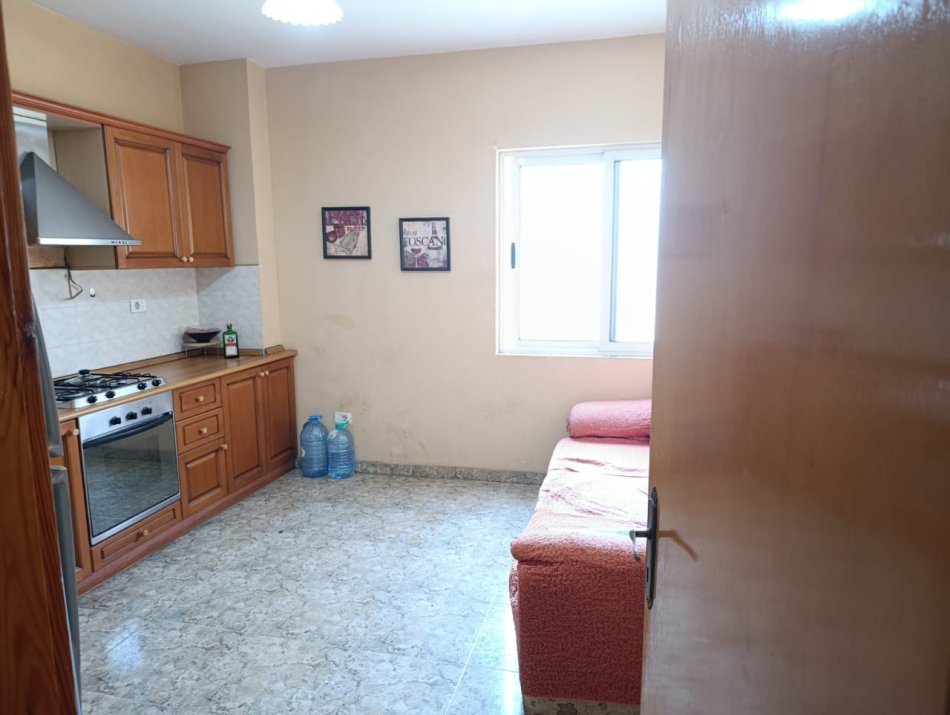 Tirane, jepet me qera apartament 2+1 Kati 3, 135 m² 550 € 