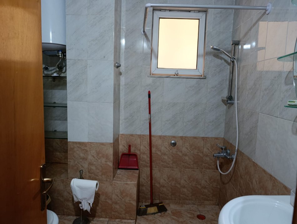 Tirane, jepet me qera apartament 2+1 Kati 3, 135 m² 550 € 