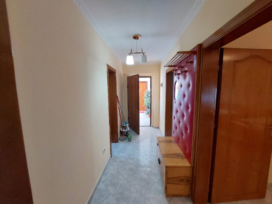 Tirane, jepet me qera apartament 2+1+Ballkon Kati 5, 73 m² 450 € 