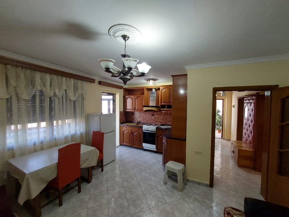 Tirane, jepet me qera apartament 2+1+Ballkon Kati 5, 73 m² 450 € 