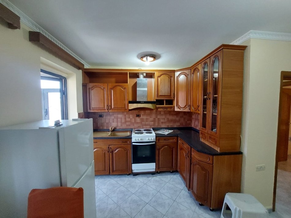Tirane, jepet me qera apartament 2+1+Ballkon Kati 5, 73 m² 450 € 