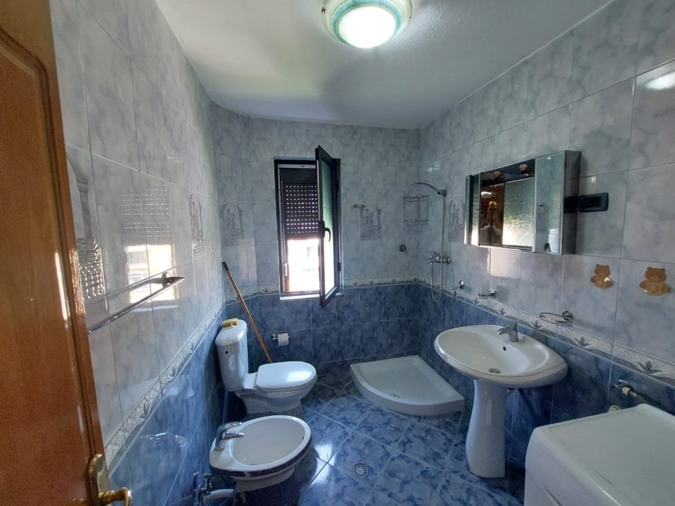 Tirane, jepet me qera apartament 2+1+Ballkon Kati 5, 73 m² 450 € 