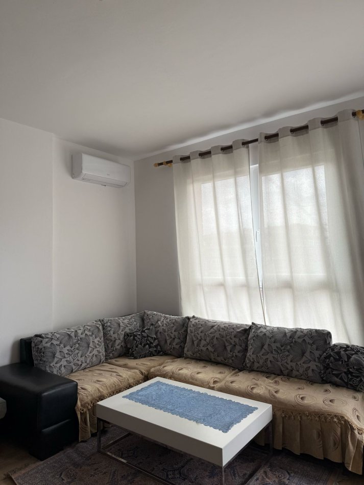 Tirane, jepet me qera apartament 1+1+Ballkon Kati 3, 67 m² 450 € (Pranë Shkollës Lidhja e Prizrenit)