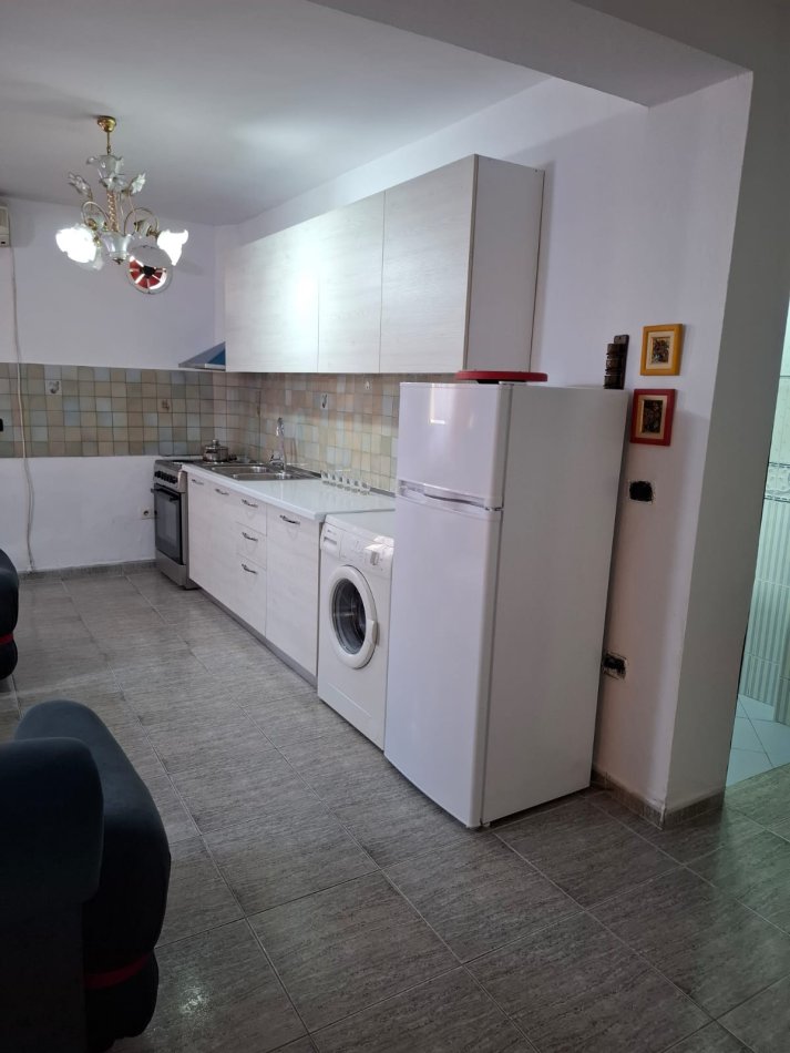 Tirane, jepet me qera apartament 1+1+Ballkon Kati 1, 65 m² 380 € (Ali dem perball atsh)