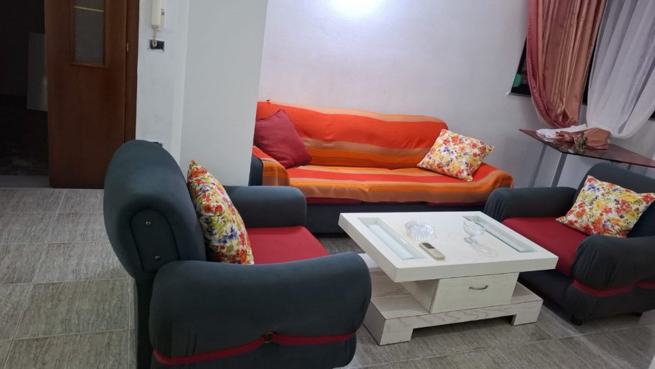 Tirane, jepet me qera apartament 1+1+Ballkon Kati 1, 65 m² 380 € (Ali dem perball atsh)