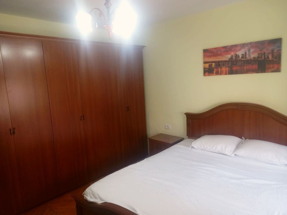Tirane, jepet me qera apartament 1+1+Aneks Kati 3, 550 € (Mbrapa Ambasades Amerikane)