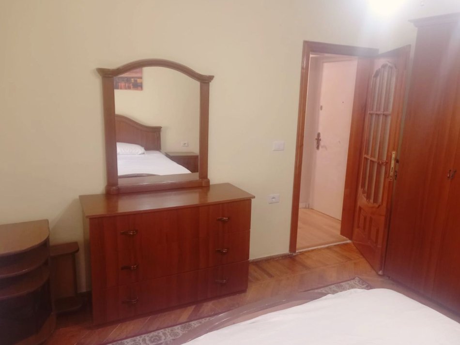 Tirane, jepet me qera apartament 1+1+Aneks Kati 3, 550 € (Mbrapa Ambasades Amerikane)