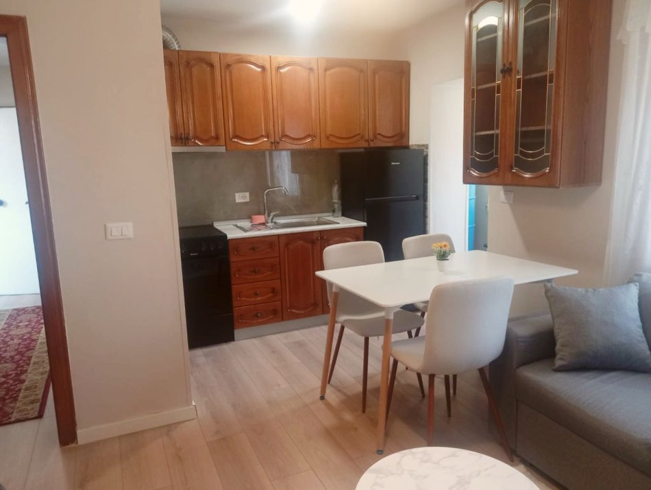 Tirane, jepet me qera apartament 1+1+Aneks Kati 3, 550 € (Mbrapa Ambasades Amerikane)