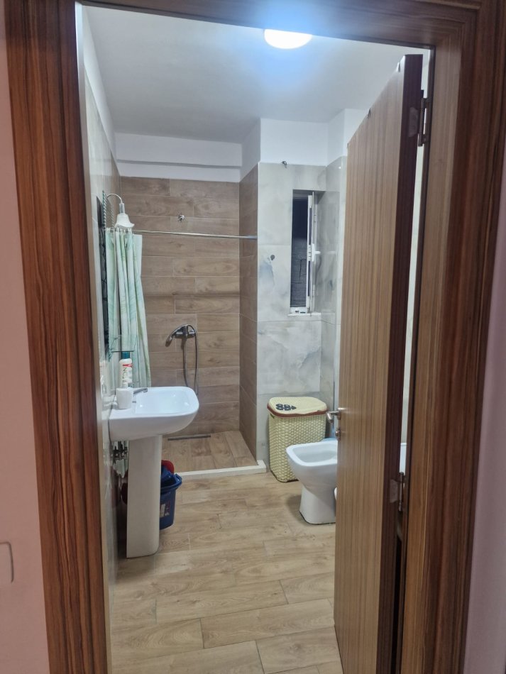 Shqiperi, jepet me qera apartament 2+1+Ballkon Kati 7, 80 m² 400 € (Perball American 3)