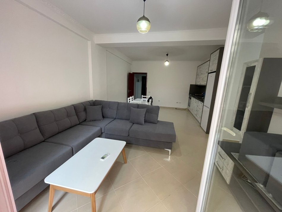 Tirane, jepet me qera apartament 2+1+Ballkon , 90 m² 530 € (Teodor Keko)