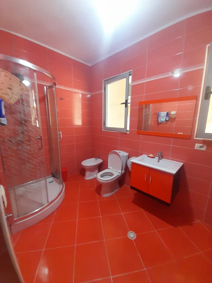 Tirane, jepet me qera apartament 1+1 Kati 1, 65 m² 350 € (Pranë Shkollës 17 Shkurti Fresk)