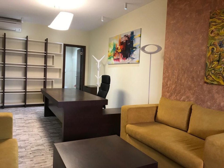 Tirane, jepet me qera zyre Kati 5, 146 m² 2.500 € (Bllok)