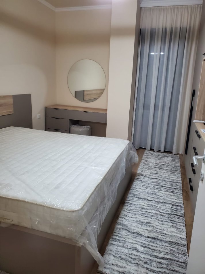 Tirane, jepet me qera apartament 1+1+Ballkon Kati 3, 60 m² 1.000 € (Liqeni Thate)