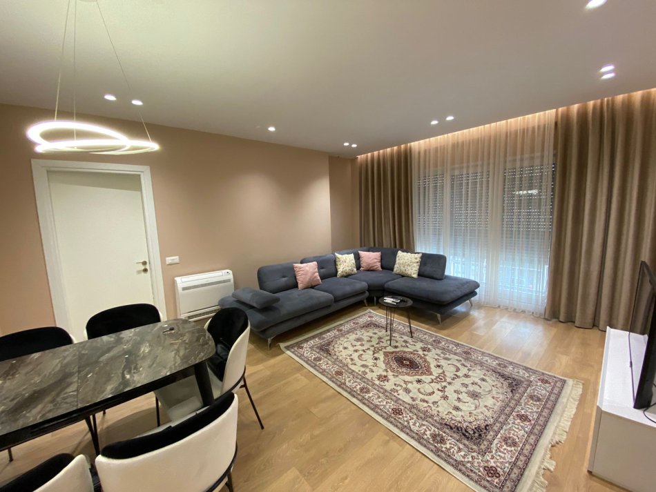 Tirane, jepet me qera apartament 2+1+Ballkon Kati 1, 120 m² 800 € (Pranë Hotel Melisa)