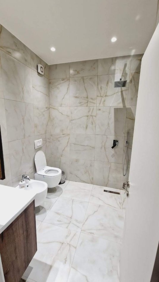 Tirane, jepet me qera apartament 2+1+Ballkon Kati 1, 120 m² 800 € (Pranë Hotel Melisa)