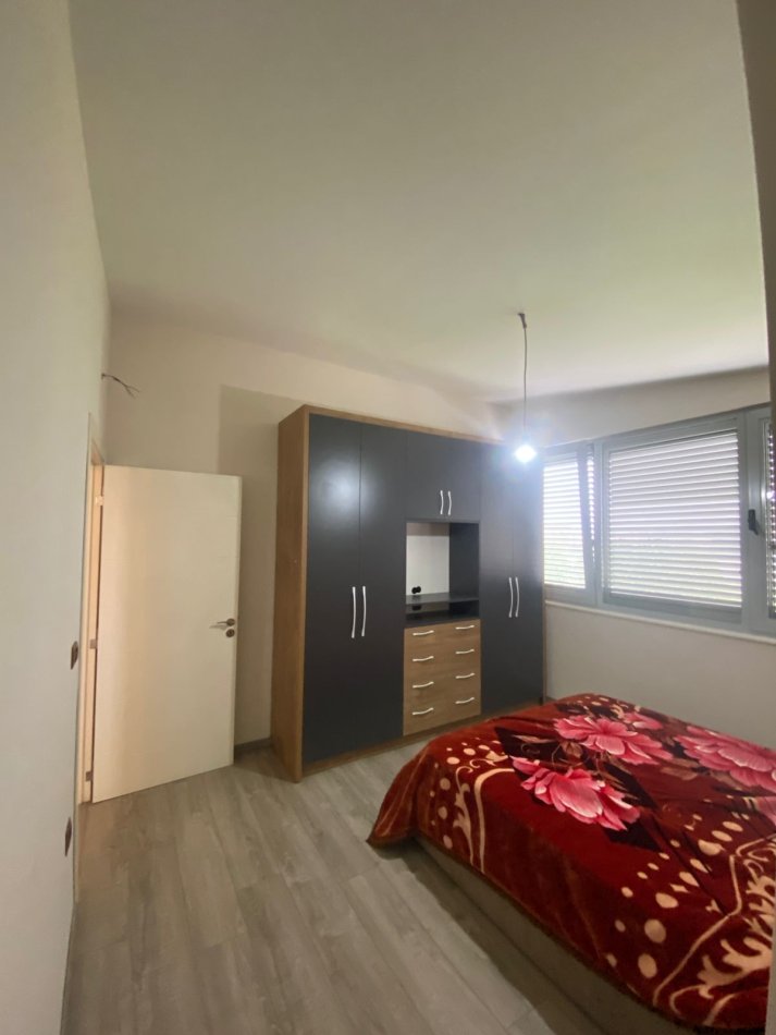 Tirane, jepet me qera apartament 1+1+Ballkon Kati 8, 70 m² 500 € (Ish Fusha Aviacionit,Rruga Artan Lenja)