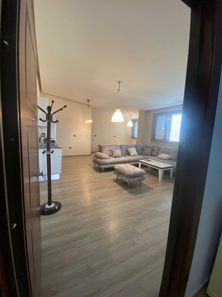 Tirane, jepet me qera apartament 1+1+Ballkon Kati 8, 70 m² 500 € (Ish Fusha Aviacionit,Rruga Artan Lenja)