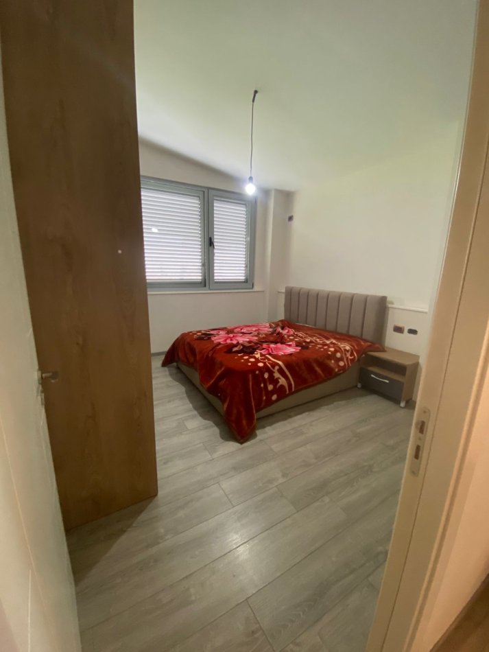 Tirane, jepet me qera apartament 1+1+Ballkon Kati 8, 70 m² 500 € (Ish Fusha Aviacionit,Rruga Artan Lenja)