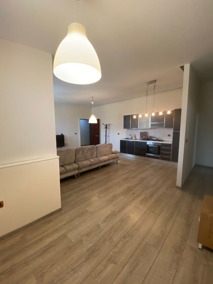Tirane, jepet me qera apartament 1+1+Ballkon Kati 8, 70 m² 500 € (Ish Fusha Aviacionit,Rruga Artan Lenja)