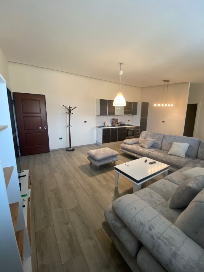Tirane, jepet me qera apartament 1+1+Ballkon Kati 8, 70 m² 500 € (Ish Fusha Aviacionit,Rruga Artan Lenja)