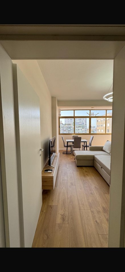 Tirane, jepet me qera apartament 2+1+Ballkon Kati 5, 90 m² 650 € (Pranë Hotel Mondial/21 Dhjetori)