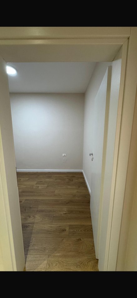 Tirane, jepet me qera apartament 2+1+Ballkon Kati 5, 90 m² 650 € (Pranë Hotel Mondial/21 Dhjetori)
